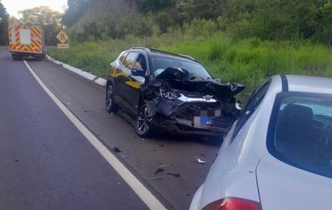 Colisão entre dois carros deixa quatro feridos na BR-282 em Cunha Porã