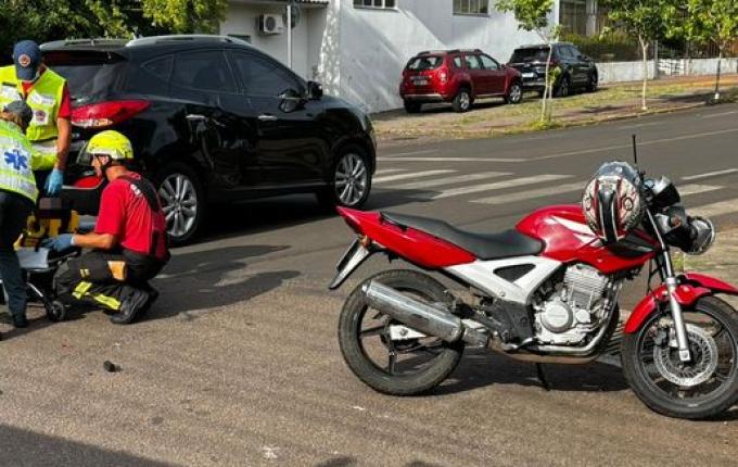 Motociclista fica ferido em colisão lateral, em SMO