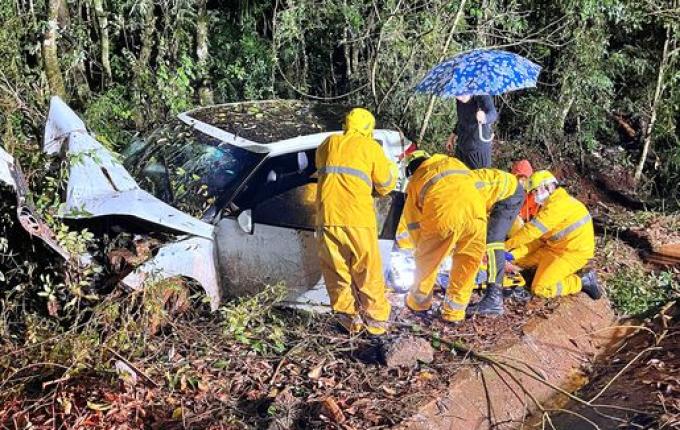 Saída de pista de veículo deixa duas pessoas feridas na BR 282, em Paraíso