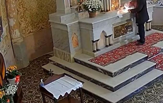 Câmera flagra homem detonando explosivo no altar de igreja histórica em SC