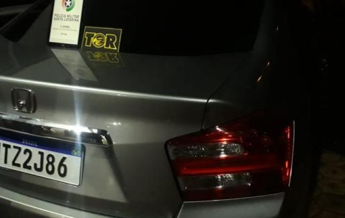 Polícia prende homem que fugiu após ser flagrado com carro roubado e drogas