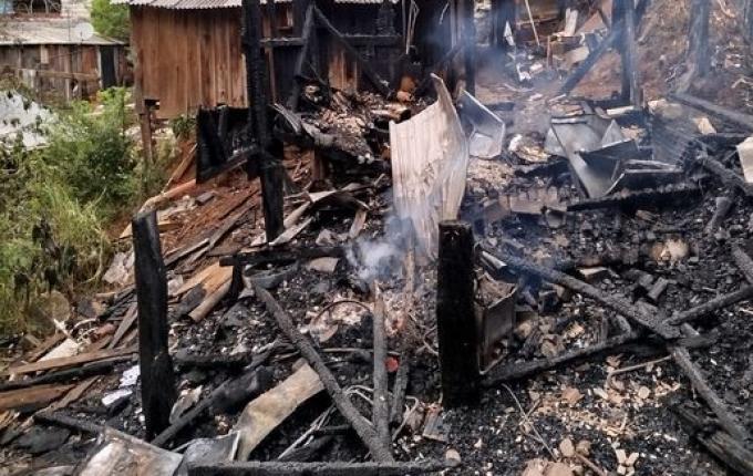 Bombeiros combatem incêndio que destruiu duas casas em Maravilha