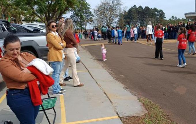 Público prestigia Desfile Cívico em Iporã do Oeste