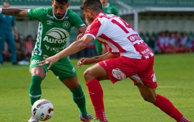 Chape vence Atlético Catarinense de virada e briga pela liderança do estadual