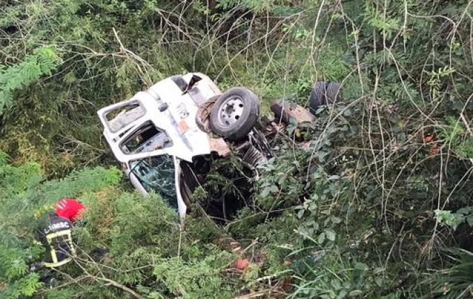 VÍDEO: Caminhão da empresa Gaia Rodovias cai em ponte na BR-282
