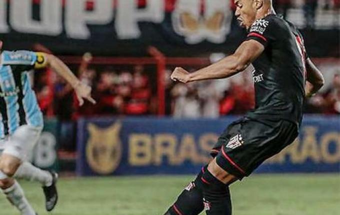 Grêmio leva 2 a 0 do Atlético-GO e perde nova chance de sair do Z-4