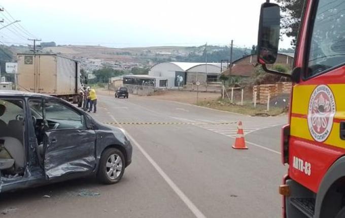 Colisão envolvendo caminhão e carro deixa idosa ferida