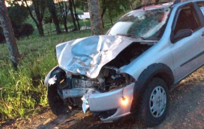 Homem sofre graves ferimentos em colisão frontal em Anchieta