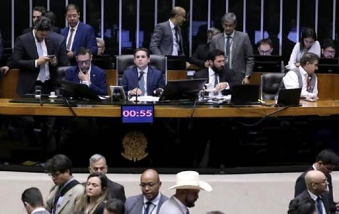 Câmara aprova PEC que aumenta blindagem judicial para deputados e senadores