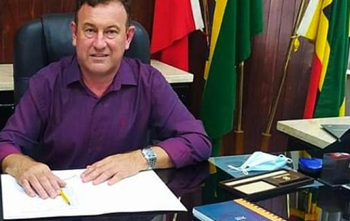 Prefeito João de Andrade entrega ordem de serviço para pavimentação de estrada