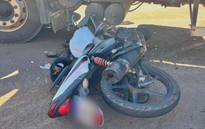 Motociclista fica ferido ao colidir contra caminhão leiteiro na BR 282, em Paraíso