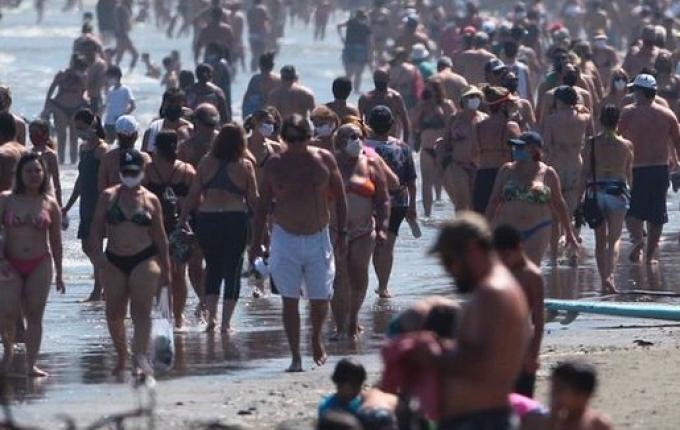 FOTOS: Multidão 'invade' praias no litoral de SP mesmo com restrições