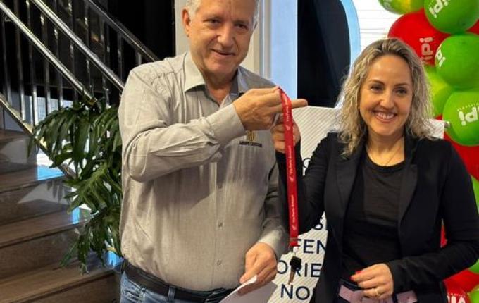 Vipi Supermercados entrega moto a ganhadora de São Miguel do Oeste