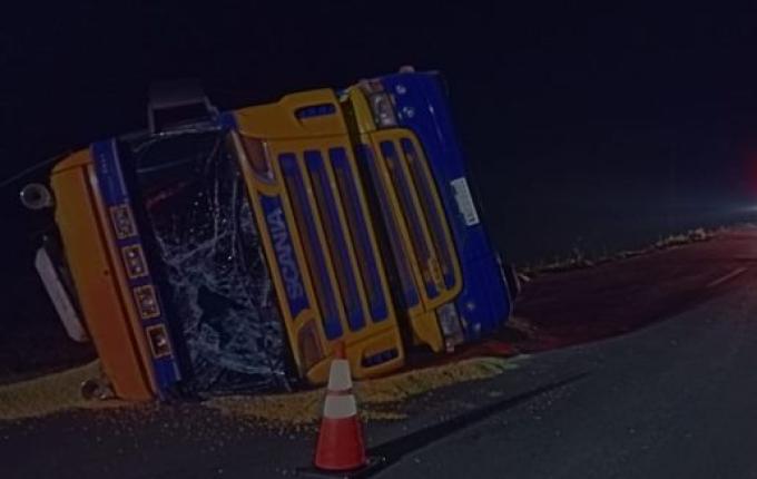 Carreta tomba entre Campo Erê e Anchieta e interdita parte da SC-305