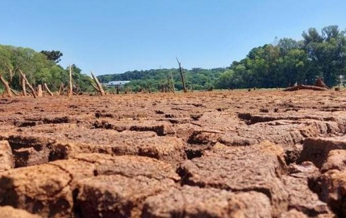 Sem chuva, Bandeirante começa a distribuir água para famílias do interior