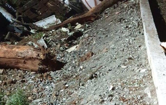 Caminhoneiro fica preso às ferragens em capotamento na BR-282