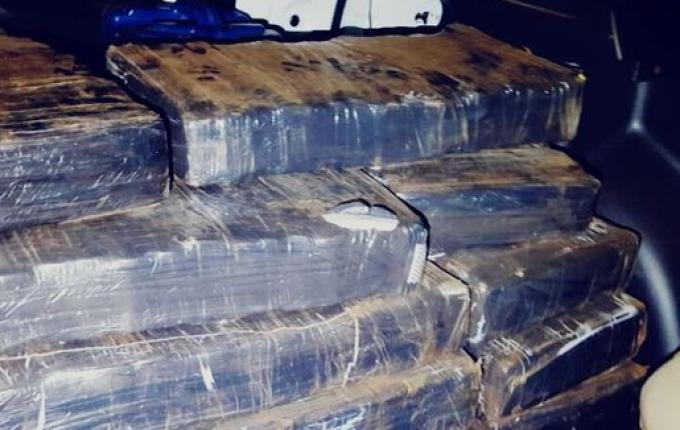 Após perseguição, PM de Pinhalzinho apreende quase 500 quilos de maconha em carro de Blumenau