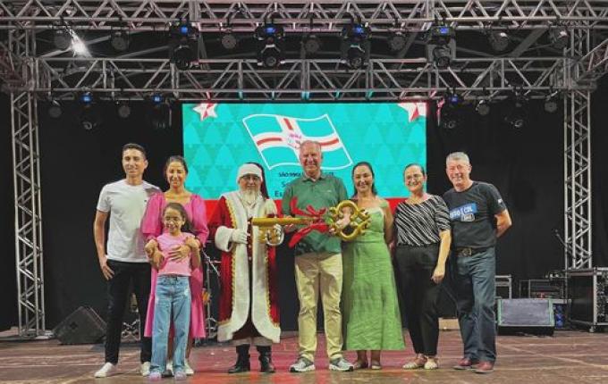 Devolução da chave da cidade marca encerramento no “Natal da Gente”, em SMOeste