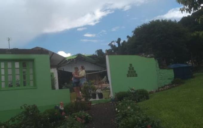 Temporal provoca destelhamentos no interior de São João do Oeste