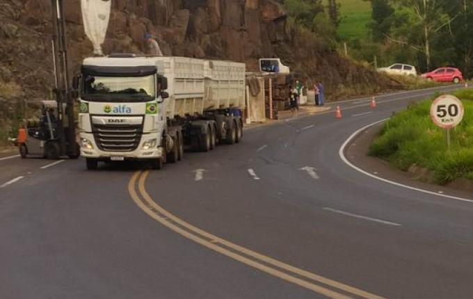 Caminhão sai da pista, bate em barranco e tomba na SC-157