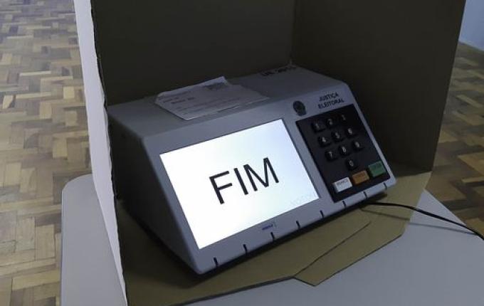 TSE diz que eleitor deve entregar celular antes de entrar na cabine de votação