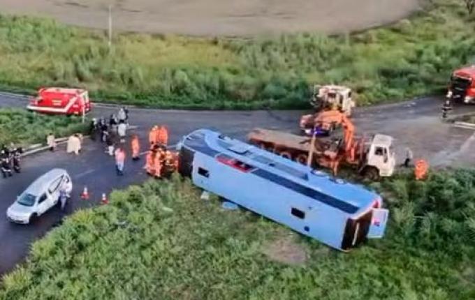 Ônibus tomba com 50 passageiros e deixa 10 mortos em MG