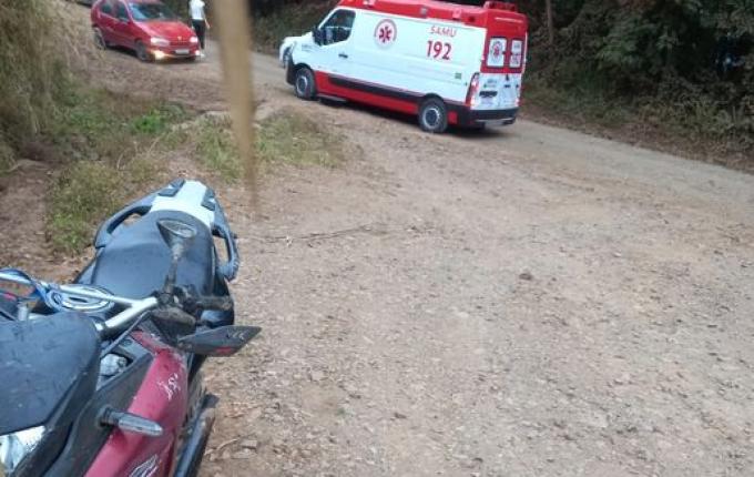Pai e filha ficam feridos em queda de moto no interior de Itapiranga