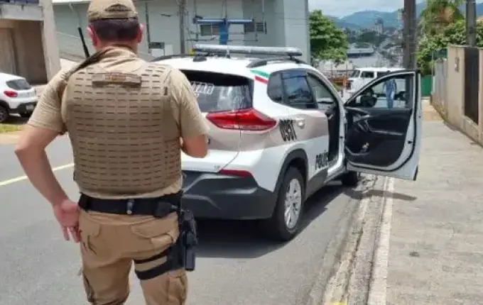 Bebê esfaqueado pelo pai em SC recebe alta do hospital