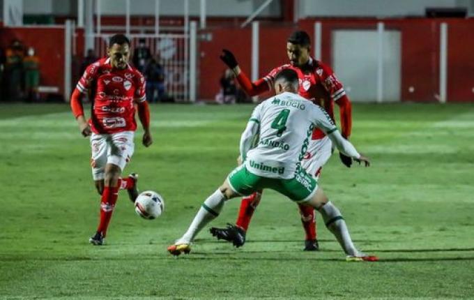 Chape empata com Vila Nova em Goiânia e sobe na tabela da Série B