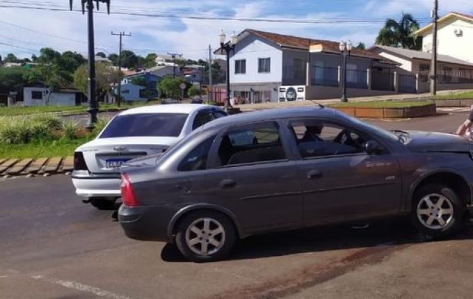 Mulher e adolescente ficam feridos em Colisão de carros
