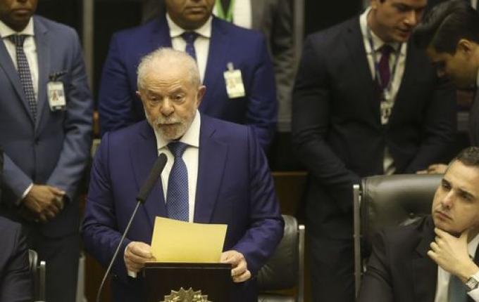 Lula assina MPs para pagar R$ 600 no Bolsa Família e desonerar de combustíveis