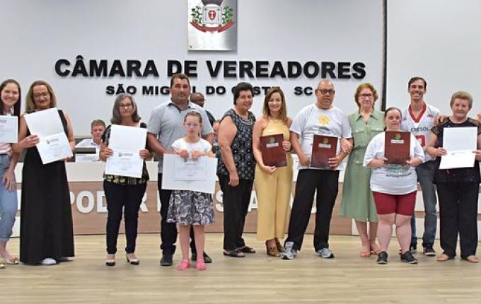 Moção de aplauso presta homenagem à Apae pelos 44 anos de atividades