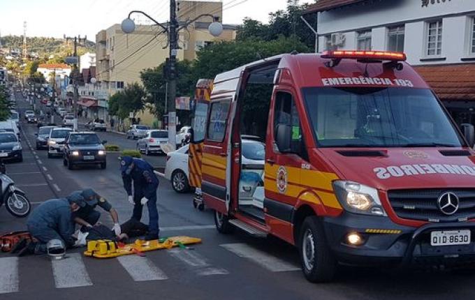 Mulher fica ferida ao atropelar cachorro no centro de Itapiranga