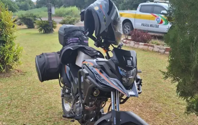 Motociclista perde controle da direção e colide em caminhão SC-163