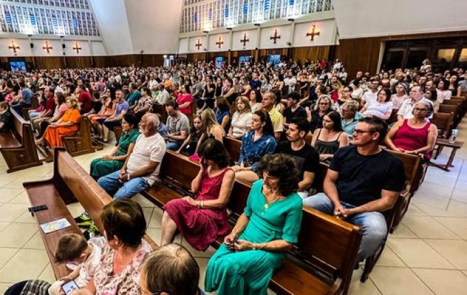 Fiéis lotam Igreja Matriz em celebração de véspera de Natal