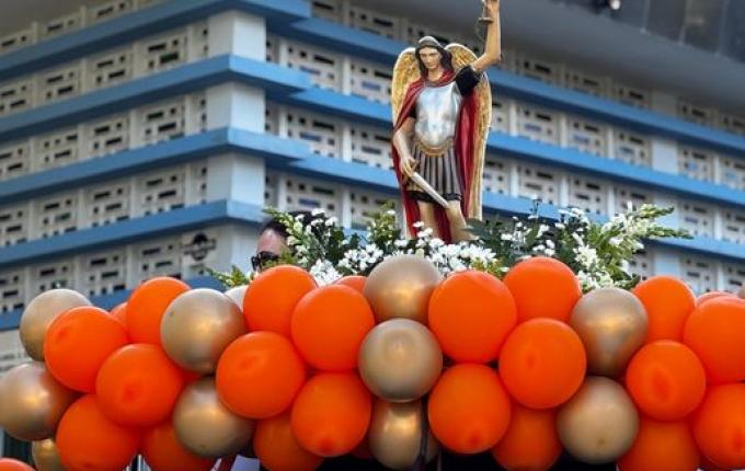 Paróquia São Miguel Arcanjo realiza desfile com benção da cidade