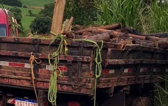 Pai de motorista morre após cair de veículo em acidente