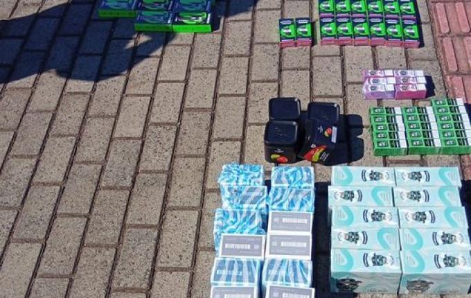 PM apreende R$ 10 mil em produtos contrabandeados do Paraguai em Modelo