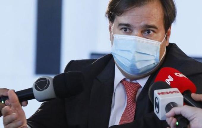 Maia defende debate sobre redução de salário de servidores federais