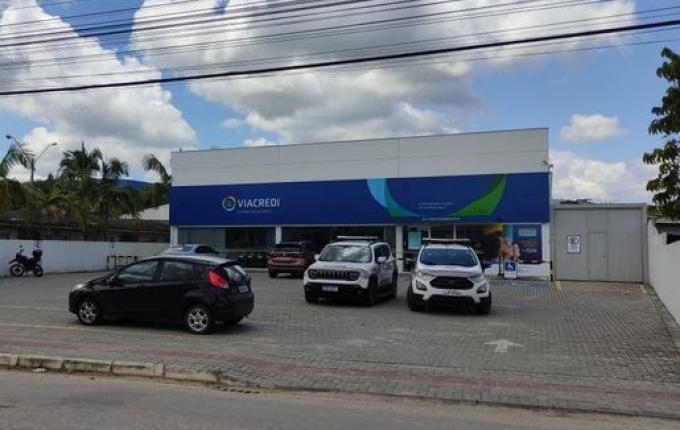 Ladrões armados invadem cooperativa de crédito em Itajaí e fogem com R$ 30 mil