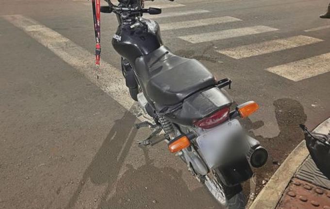 Motociclista é flagrado sem capacete e tenta fugir da Polícia Militar, em SMOeste