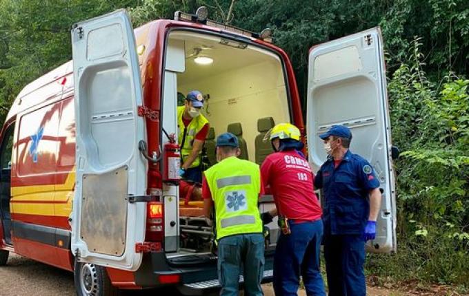 Motociclista cai em rio após acidente entre duas motos em Descanso