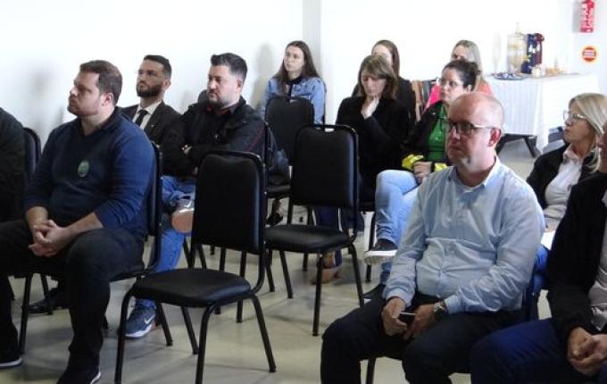 Cartilha do Voz Única Municipal é entregue aos candidatos à prefeito de Iporã do Oeste