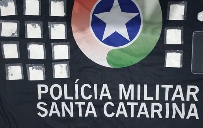 Homens que deviam estar recolhidos em suas residências por ordem judicial são flagrados com Cocaína