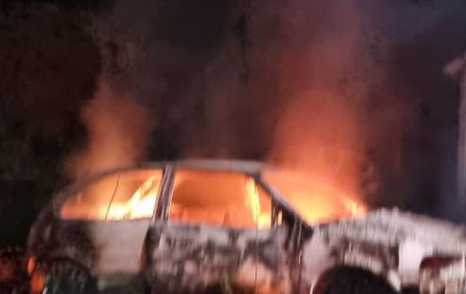 Incêndio destrói veículo no interior de Santa Helena