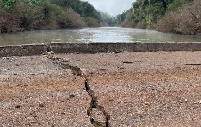 Prefeitos de São José do Cedro e Anchieta buscam solução para ponte interditada