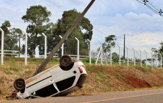 Mulher gestante fica ferida após colidir carro em poste em SMO