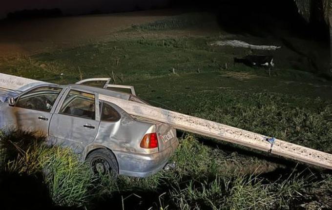 Colisão de carro em poste deixa três feridos no interior de Princesa