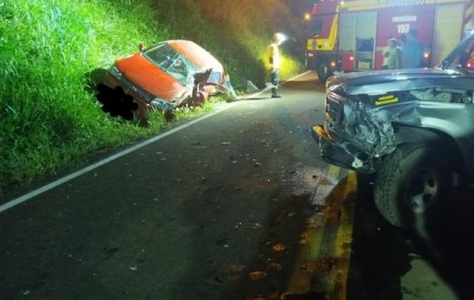 Colisão frontal entre dois veículos deixa dois feridos em Palmitos