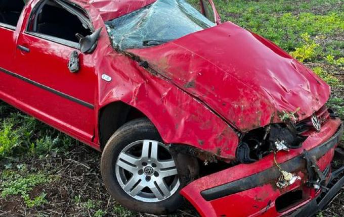 Veículo sai da pista e capota no interior de São Miguel do Oeste